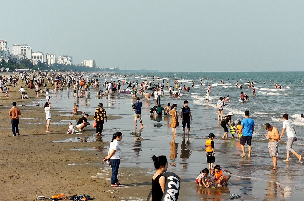 Du khách tắm biển Sầm Sơn vào buổi sáng trong không gian yên bình và mát mẻ.