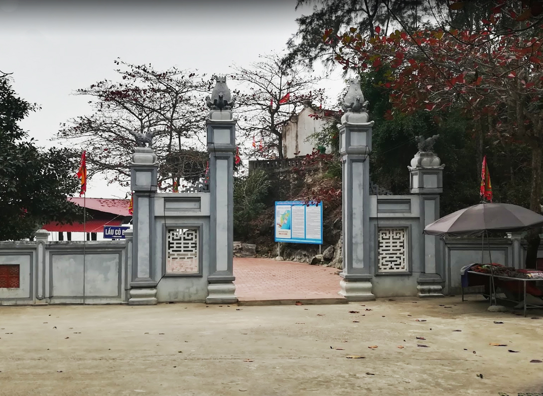 Đền Cô Tiên nằm trên núi Trường Lệ, mang vẻ đẹp thanh bình giữa biển trời.