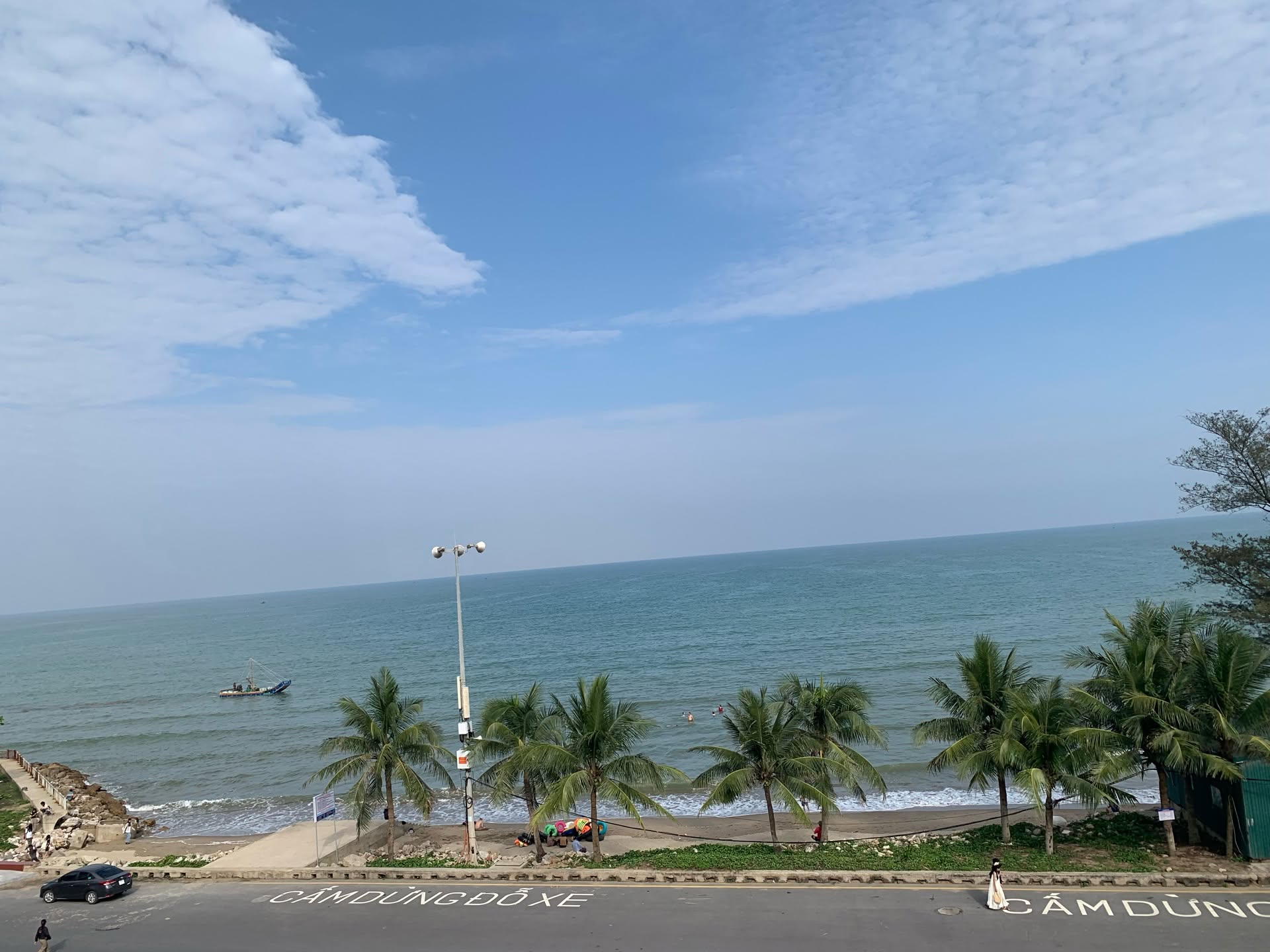 Không khí trong lành và mát mẻ tại bãi biển Sầm Sơn.