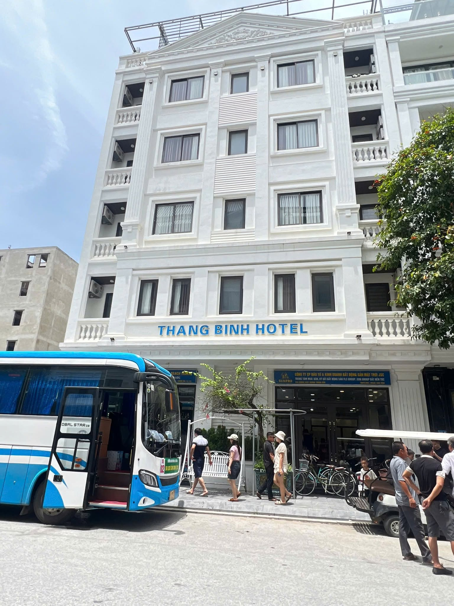 Thăng Bình Hotel mang đến không gian nghỉ dưỡng tiện nghi với hồ bơi và khu spa hiện đại