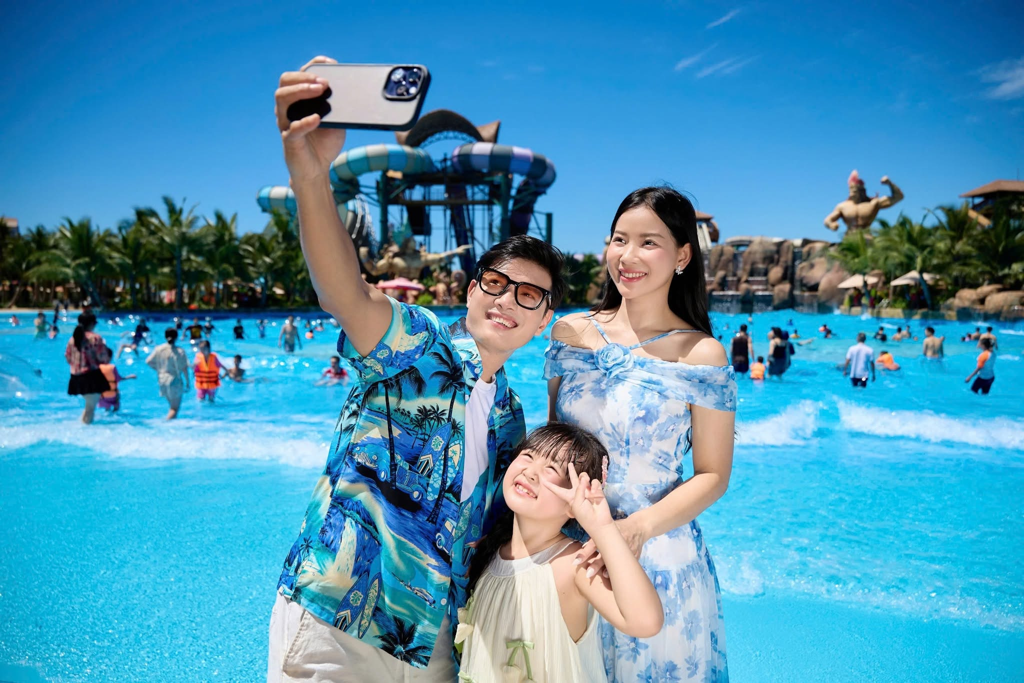 Du khách vui chơi tại Sun World Sam Son, công viên nước ngoài trời lớn nhất miền Bắc.