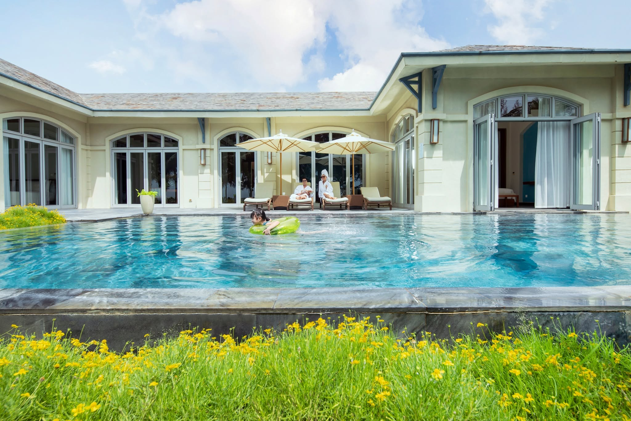 Resort cao cấp tại Sầm Sơn sở hữu hồ bơi, nhà hàng và nhiều tiện ích nghỉ dưỡng hiện đại.