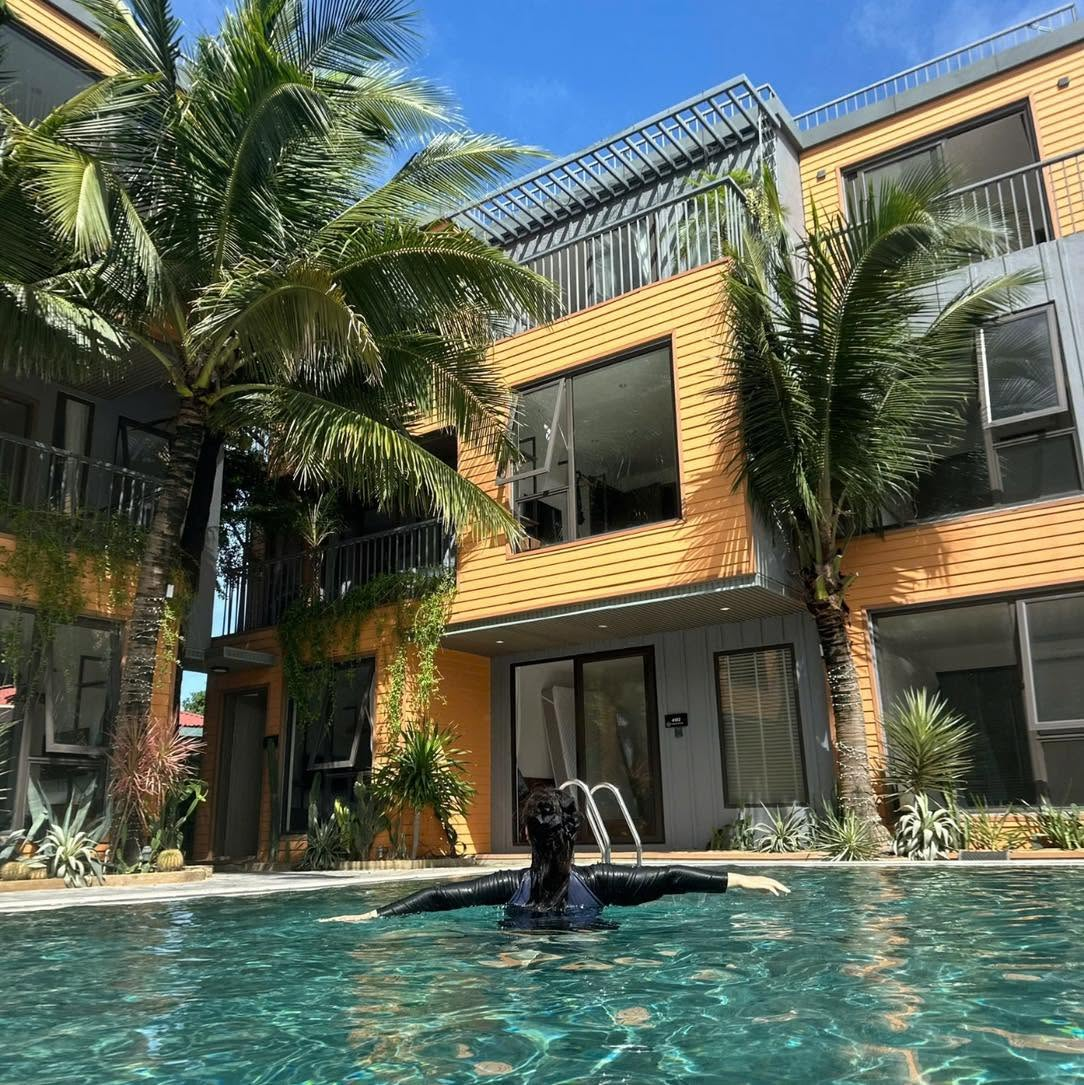 The Marron Hotel thu hút du khách với hồ bơi ngoài trời và sky bar ngắm toàn cảnh Sầm Sơn.