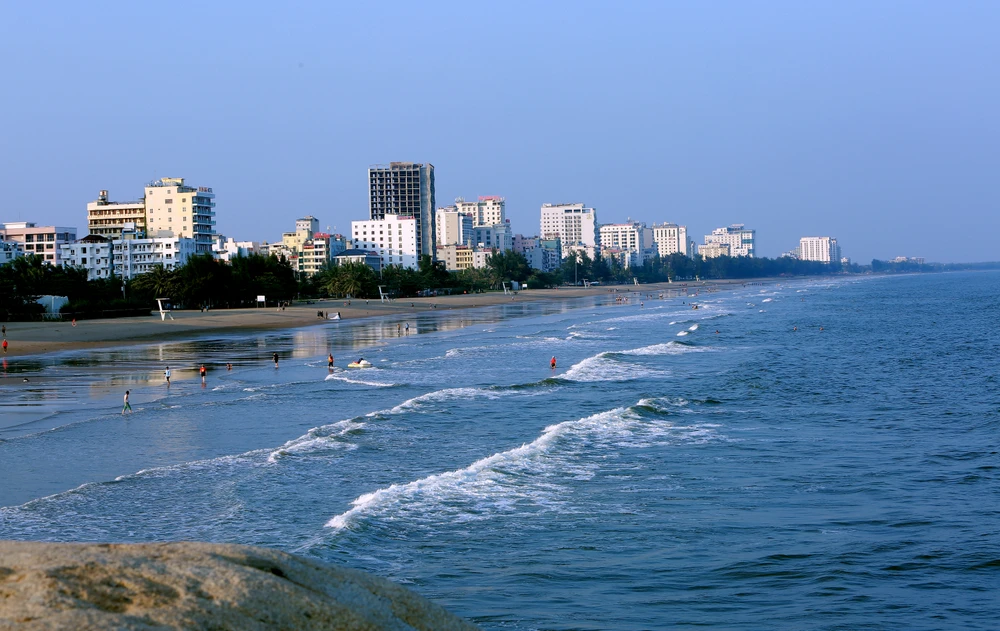 Bãi biển Sầm Sơn thu hút du khách với bờ cát rộng và làn nước biển trong xanh.