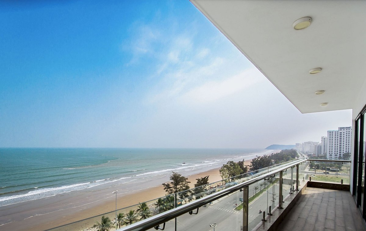 Hệ thống khách sạn và nhà hàng tập trung dọc bãi B mang đến nhiều lựa chọn lưu trú cho du khách.