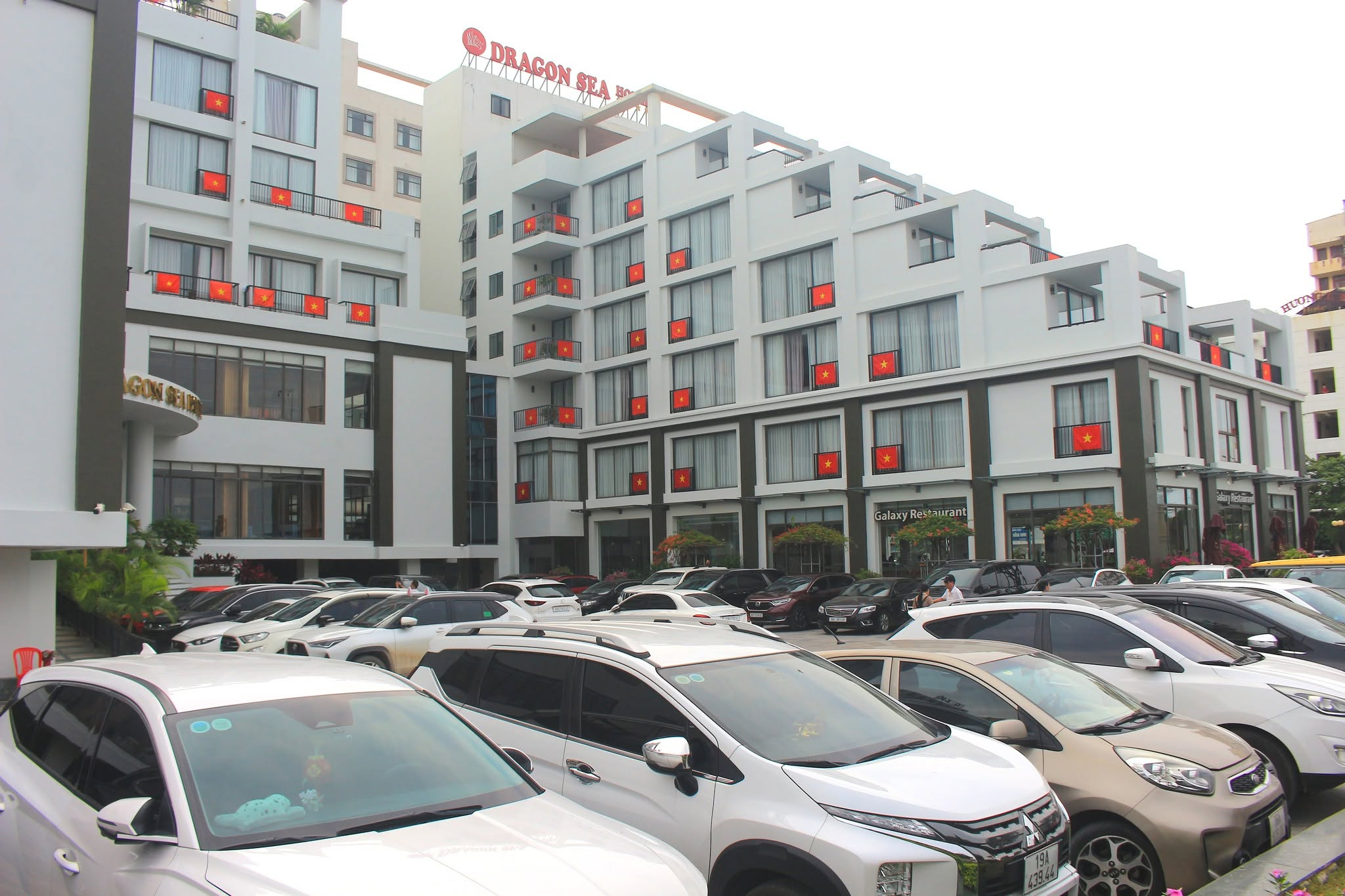 Dragon Sea Hotel gây ấn tượng với hồ bơi vô cực và nhiều phòng nghỉ hướng biển.