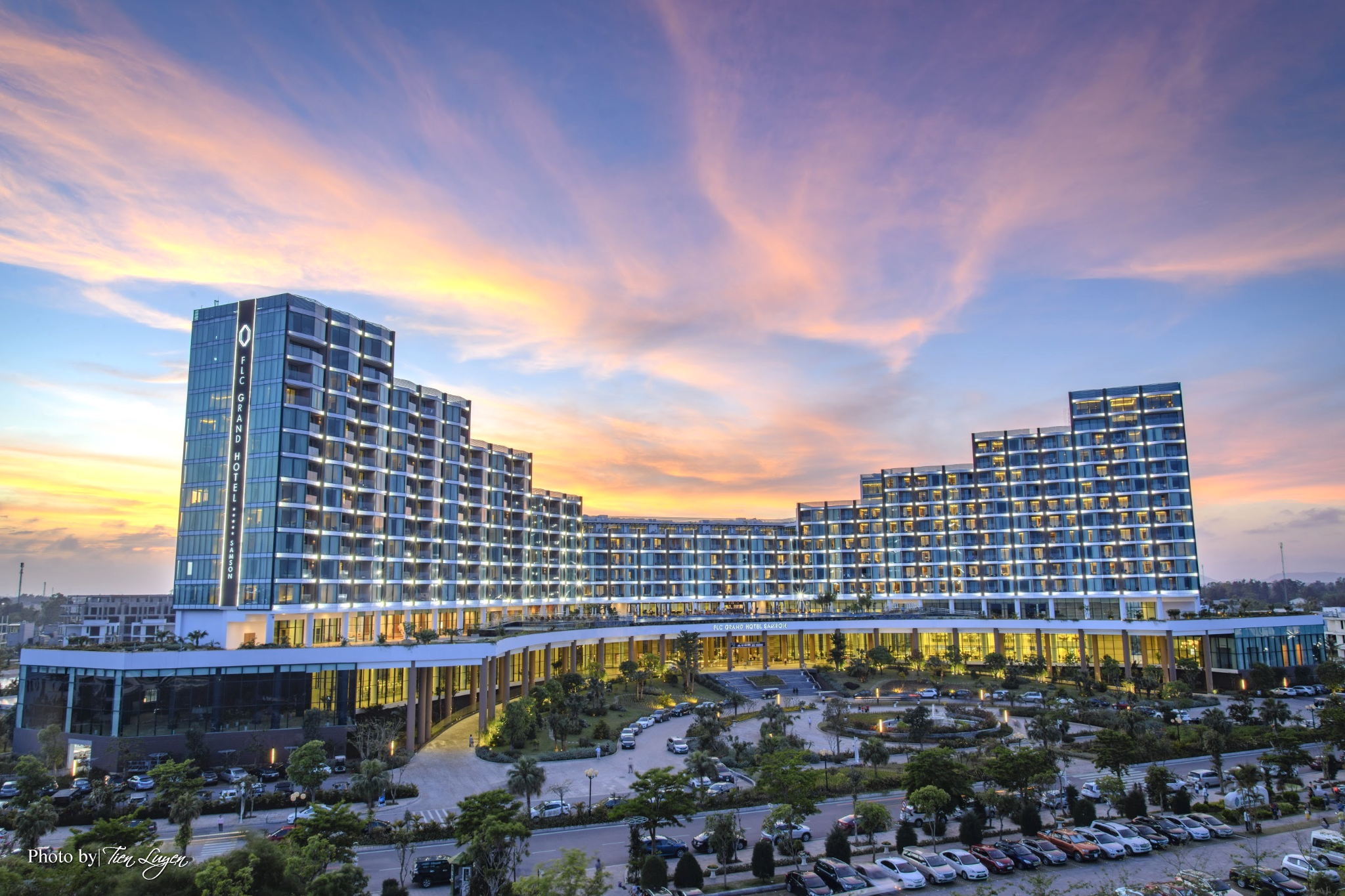 FLC Grand Hotel nổi bật với không gian nghỉ dưỡng cao cấp và phòng nghỉ hướng biển.
