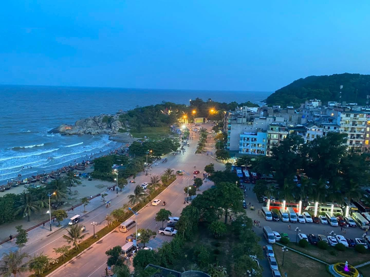 Bãi D mang đến không gian yên bình, thích hợp để nghỉ dưỡng và dạo biển.