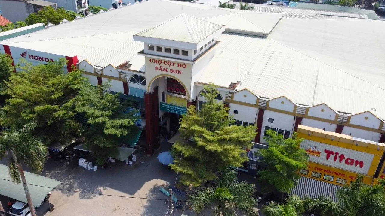 Chợ Cột Đỏ là địa điểm quen thuộc để mua hải sản tươi và đặc sản biển tại Sầm Sơn.