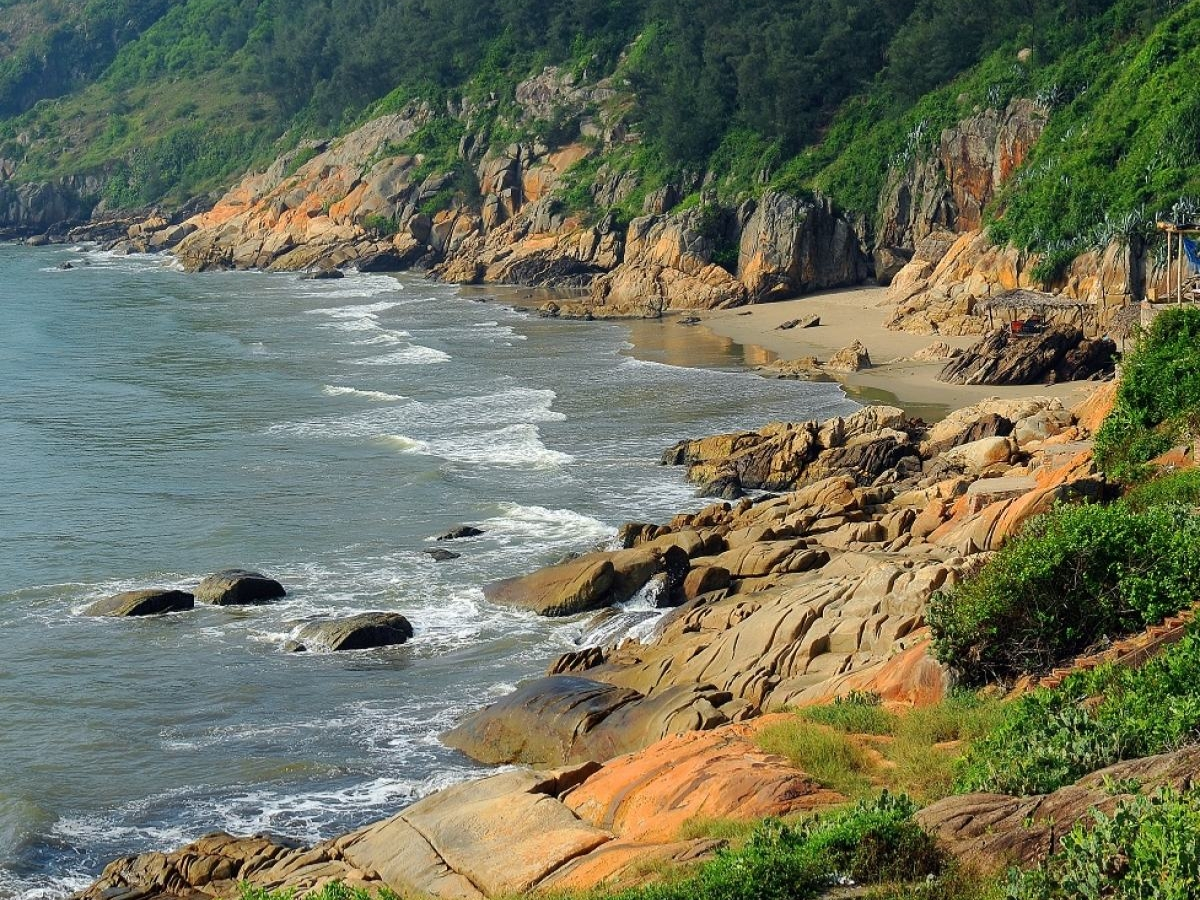Núi Trường Lệ mang đến tầm nhìn đẹp để cả gia đình ngắm toàn cảnh biển Sầm Sơn.