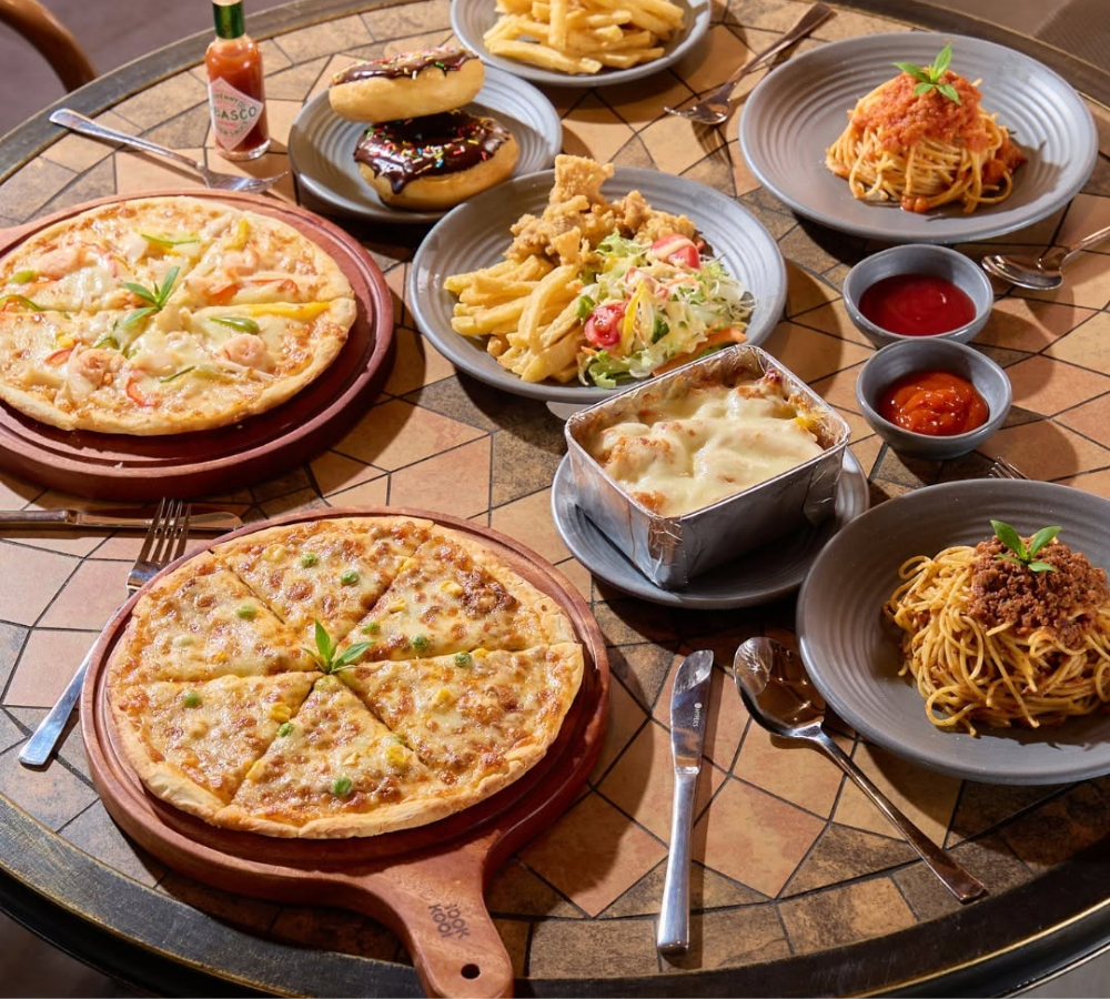 Sau những phút giây vui chơi sôi động, du khách có thể ghé nhà hàng Sóng thần để nạp lại năng lượng.