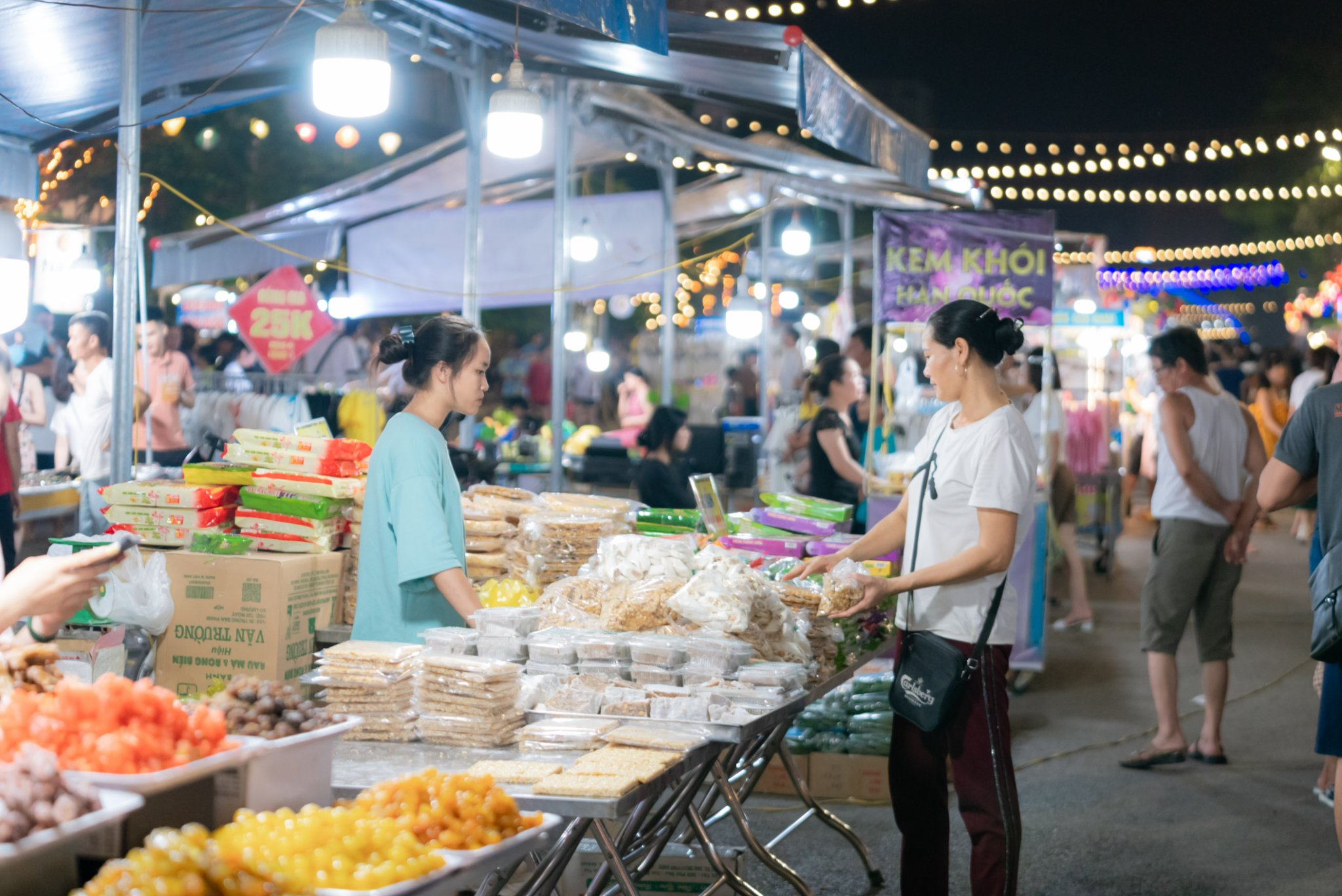 Chợ đêm Sầm Sơn là địa điểm thuận tiện để thưởng thức và mua nem chua về làm quà.