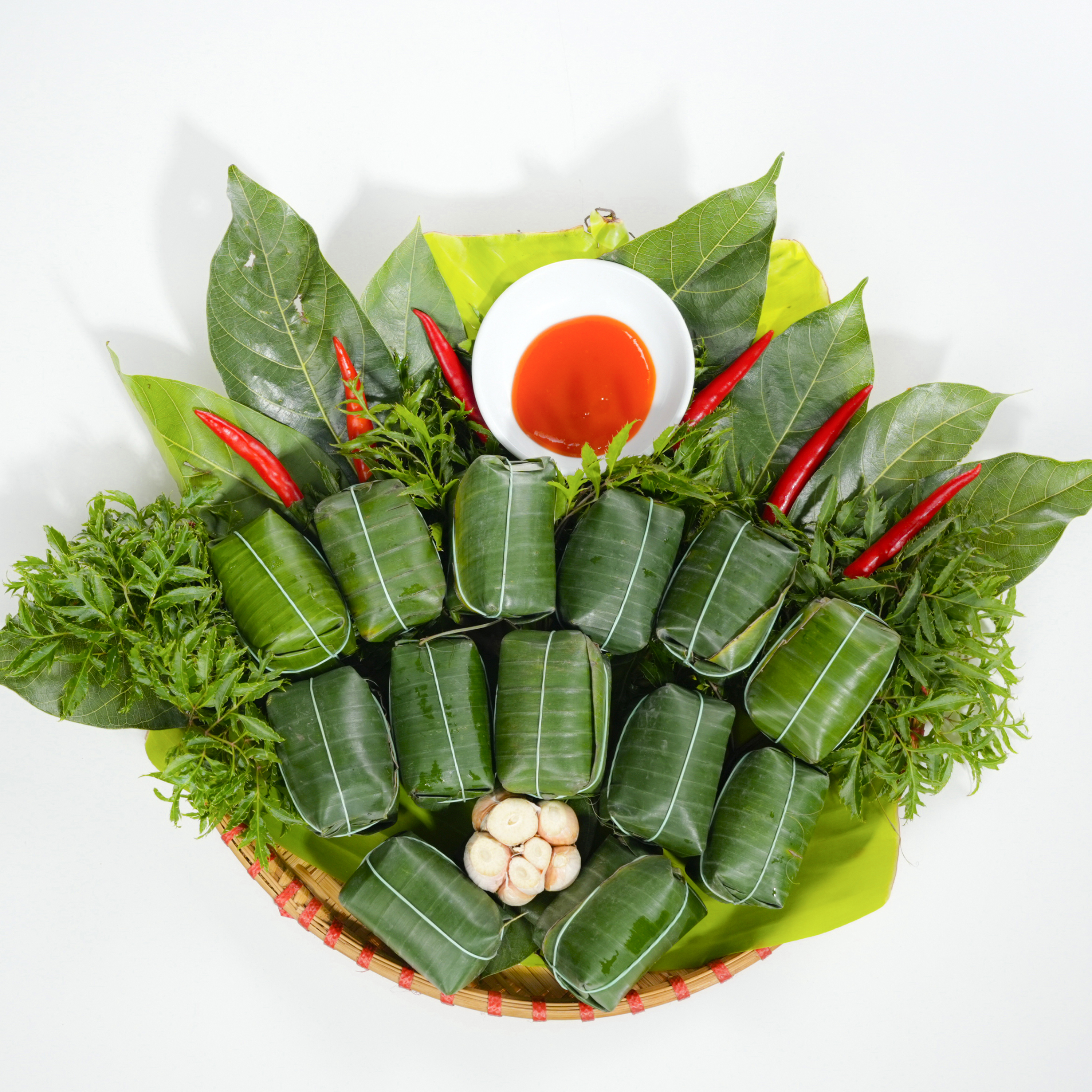 Những chiếc nem chua đạt chuẩn có màu hồng tự nhiên và được gói nhiều lớp lá chuối xanh.