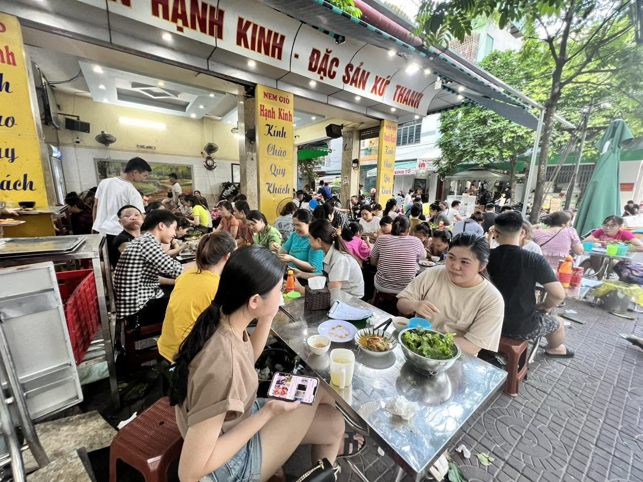 Nem chua Hạnh Kinh nổi tiếng với hương vị truyền thống và nhiều sản phẩm từ nem.