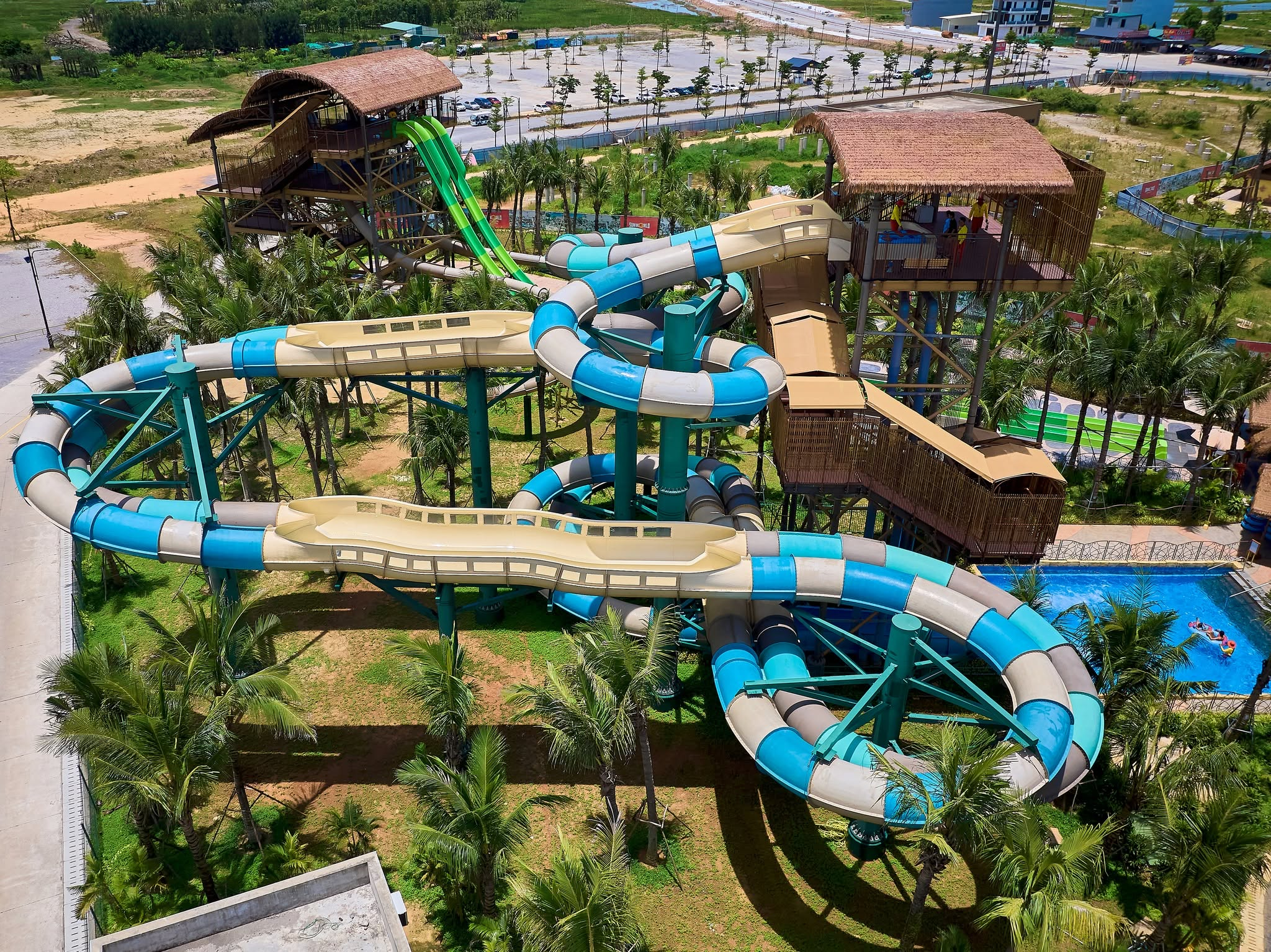 Công viên nước Sun World Sam Son mang đến những phút giây vui chơi và thư giãn đầy sảng khoái. 