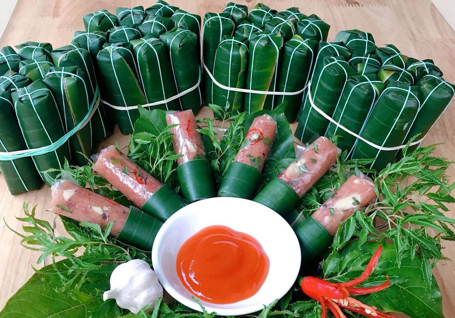 Nem chua Thanh Hóa là đặc sản nổi tiếng được nhiều du khách thưởng thức và mua về làm quà. 