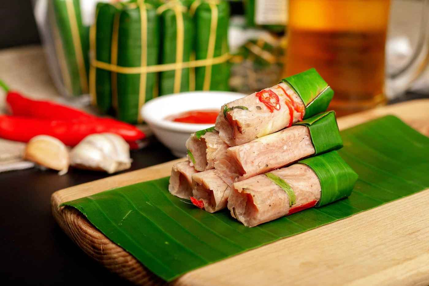 Nem chua Thanh Hóa là đặc sản nổi tiếng được nhiều du khách lựa chọn làm quà.