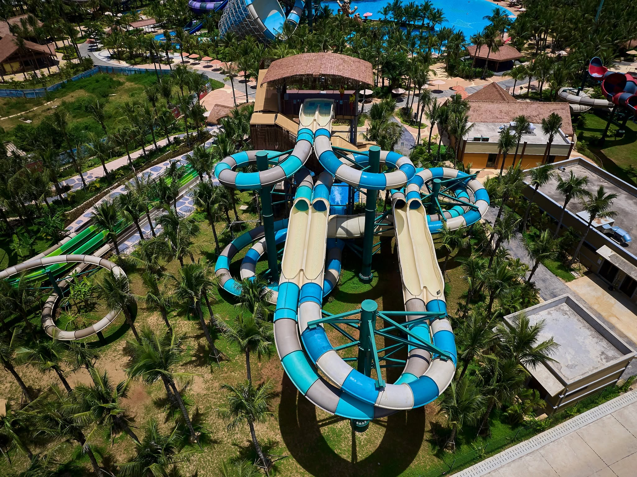 Những đường trượt nước hiện đại tại Sun World Sam Son mang đến trải nghiệm đầy phấn khích.