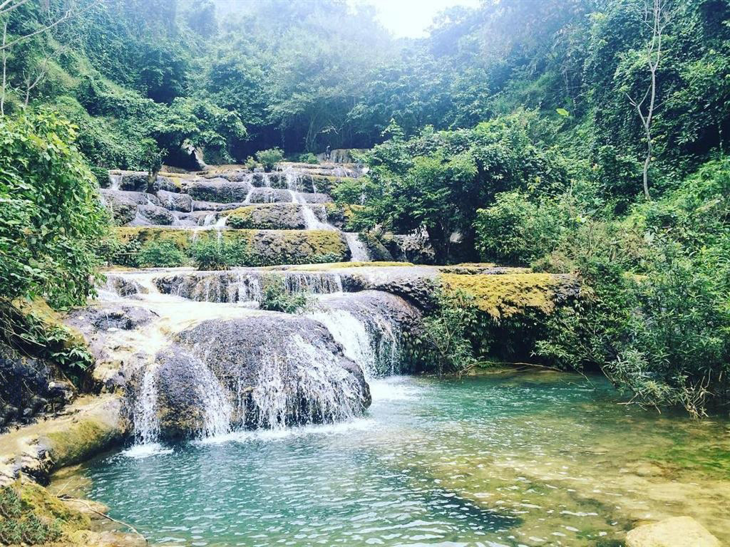 Thác Hiêu mang đến không gian mát lành giữa núi rừng Pù Luông.