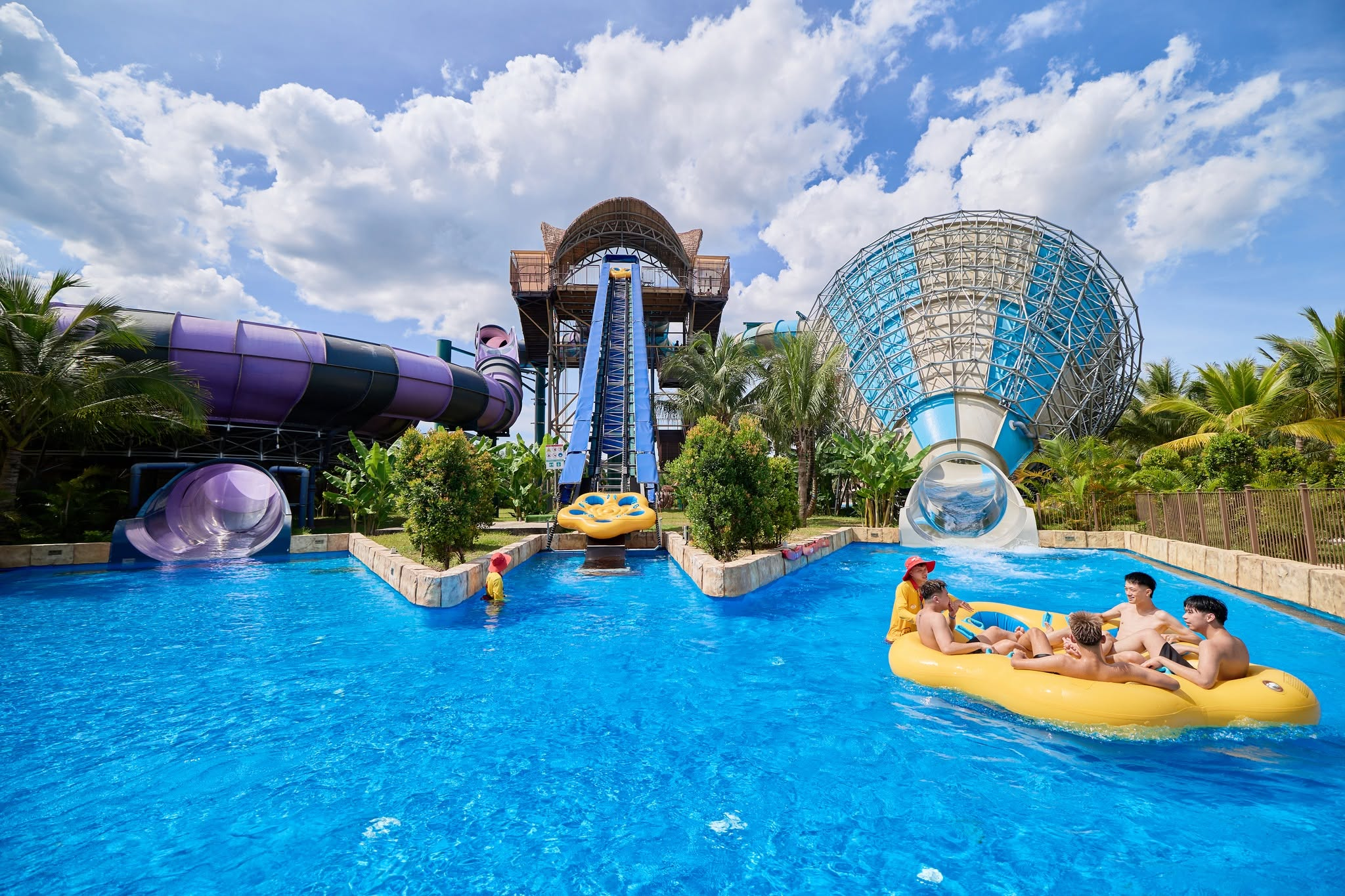 Những đường trượt nước hiện đại tại Sun World Sam Son mang đến trải nghiệm đầy hứng khởi.