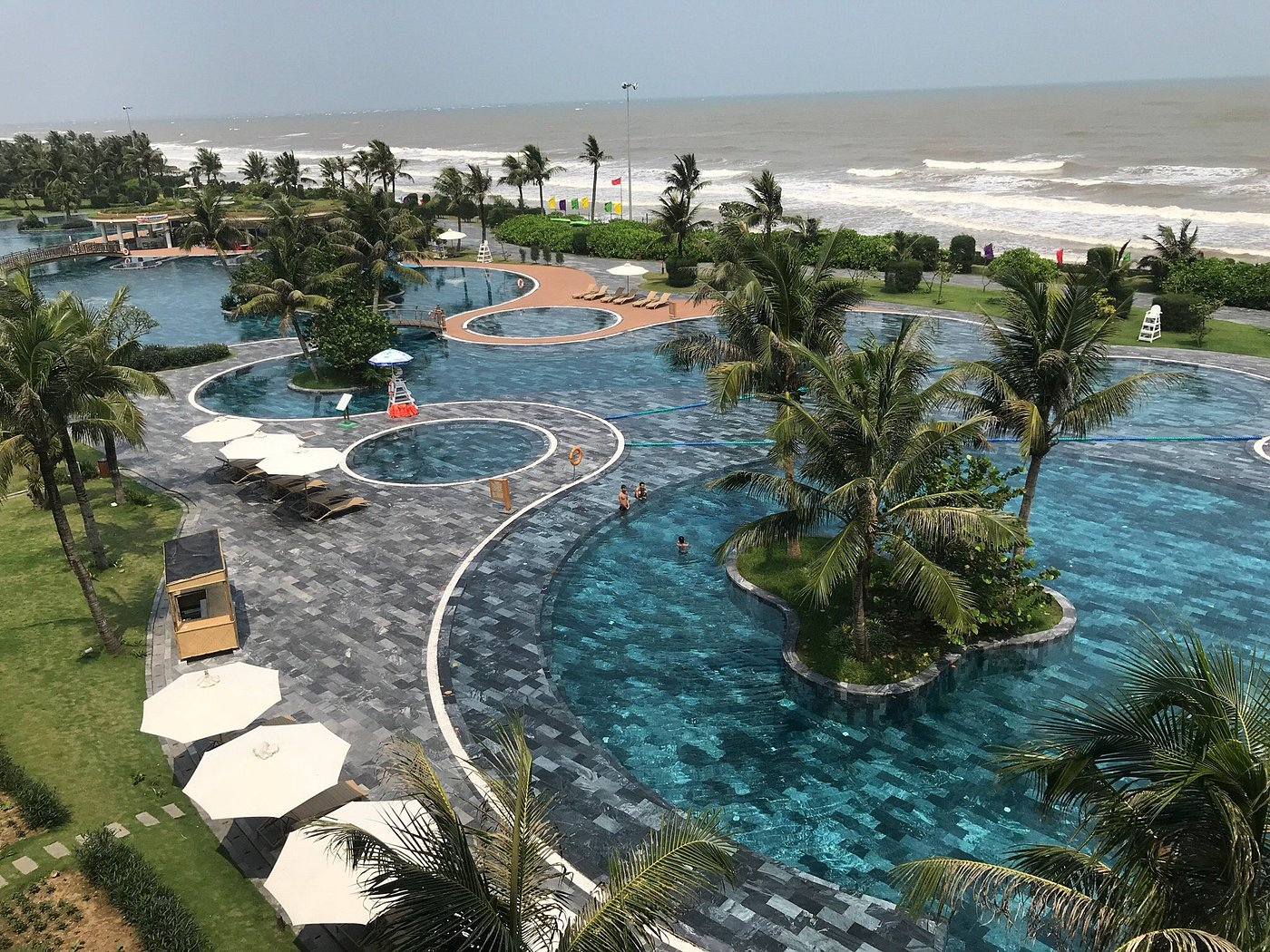 Bãi B và bãi C Sầm Sơn là điểm đến được nhiều gia đình lựa chọn trong mùa hè.