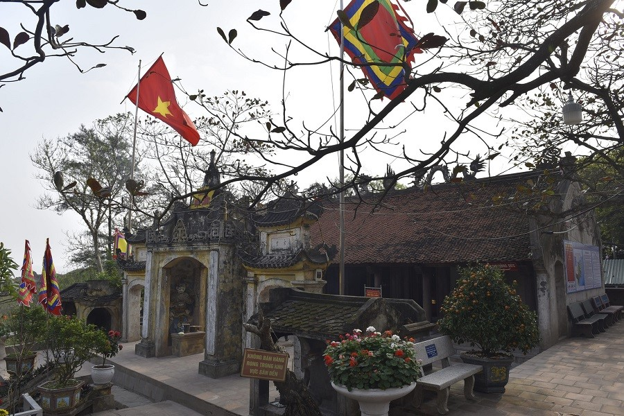 Đền Độc Cước là điểm dừng chân thanh tịnh giữa thiên nhiên Sầm Sơn. Đền Độc Cước là điểm dừng chân thanh tịnh giữa thiên nhiên Sầm Sơn.
