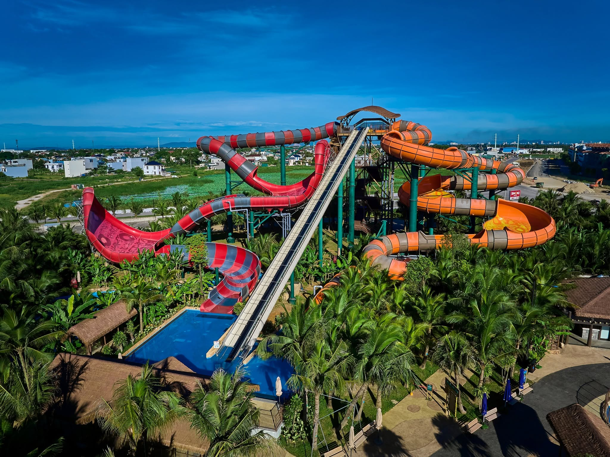 Những đường trượt nước hiện đại tại Sun World Sam Son mang đến trải nghiệm đầy sảng khoái.