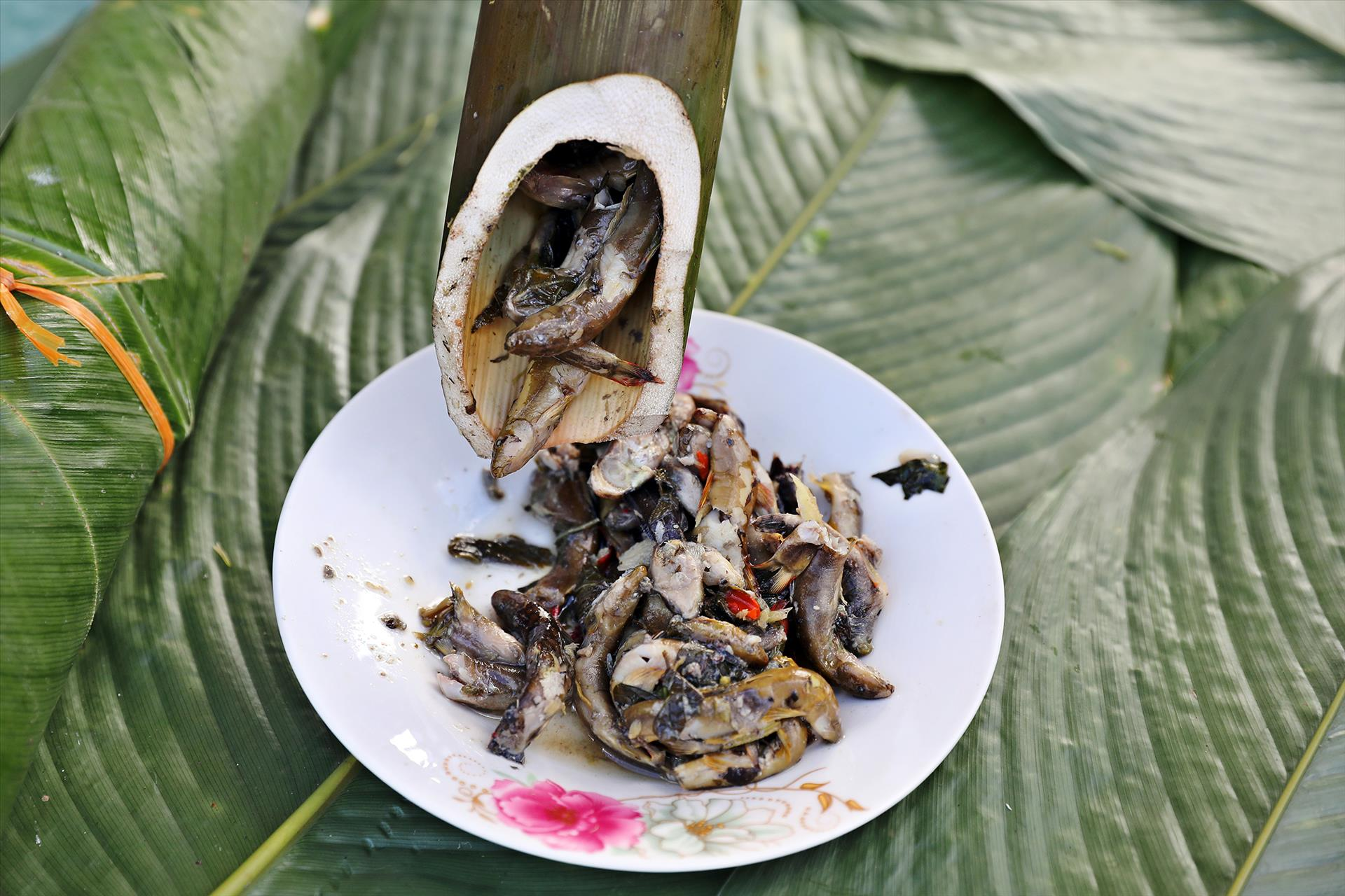 Cá suối nướng ống tre là món đặc sản hấp dẫn của vùng núi Thạch Thành.