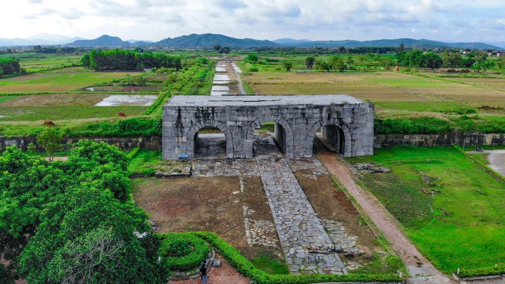 Cổng thành đá đồ sộ của Thành Nhà Hồ, Di sản Văn hóa Thế giới được UNESCO công nhận.