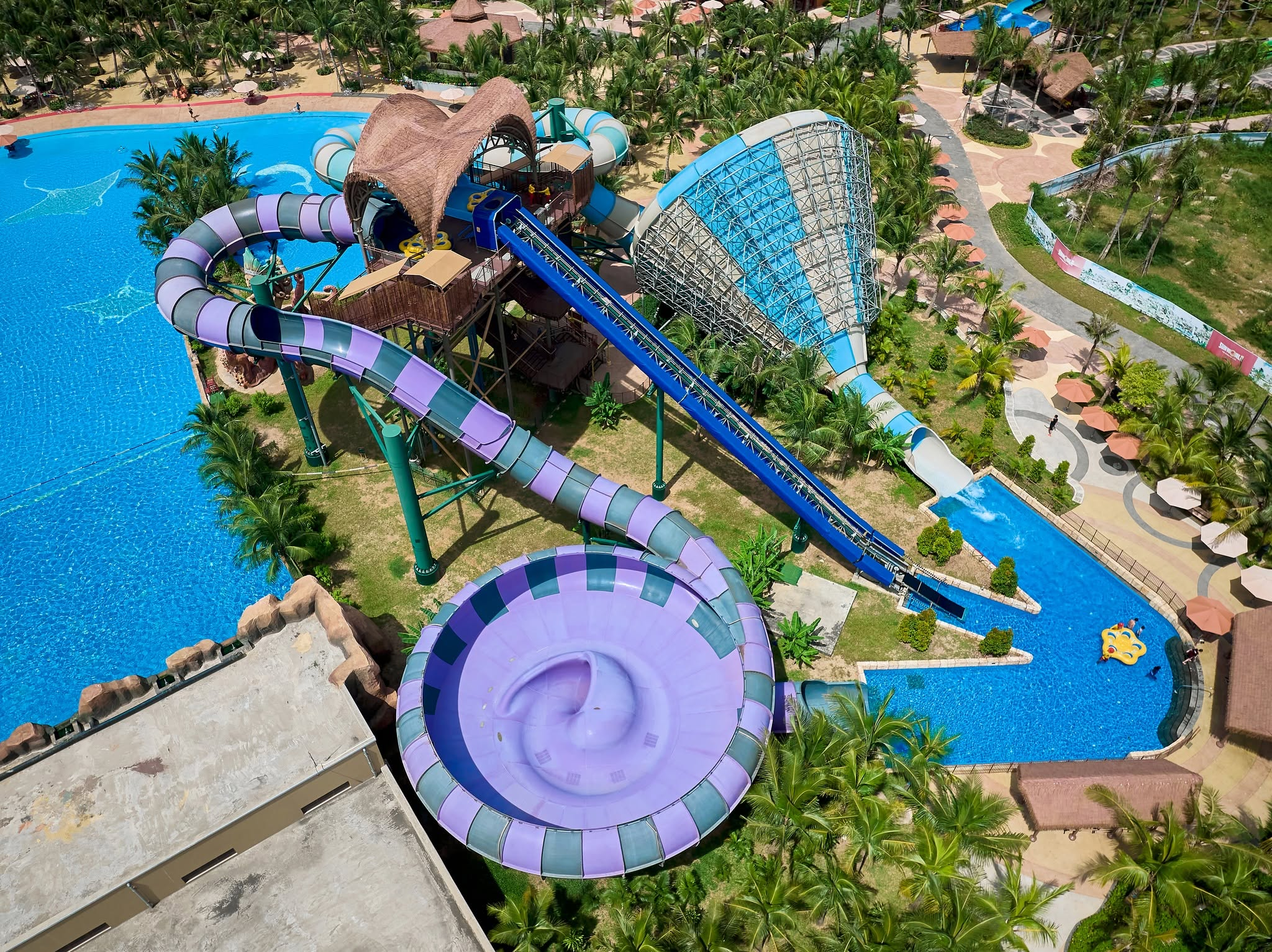 Du khách có thể vui chơi tại Sun World Sam Son, công viên nước ngoài trời quy mô lớn ở Thanh Hóa.