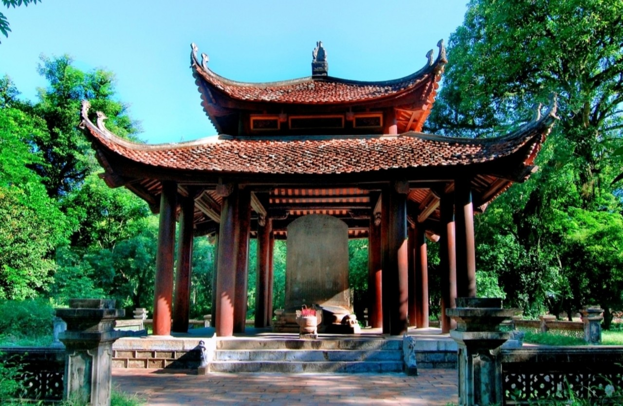 Những hàng cây cổ thụ tạo nên khung cảnh thanh bình tại khu di tích Lam Kinh.