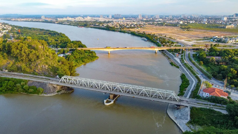 Cầu Hàm Rồng bắc qua sông Mã, biểu tượng lịch sử nổi tiếng của Thanh Hóa.
