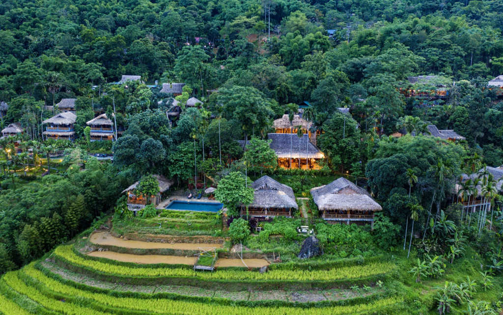 Khung cảnh rừng núi và ruộng bậc thang tạo nên vẻ đẹp yên bình của Pù Luông.