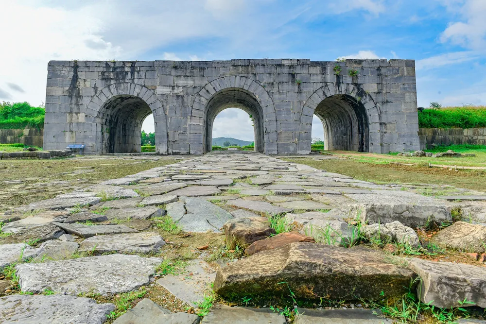 Cổng thành đá đồ sộ của Thành Nhà Hồ, Di sản Văn hóa Thế giới được UNESCO công nhận.