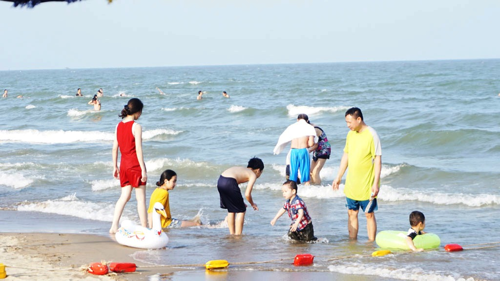 Du khách tận hưởng không khí trong lành tại các bãi tắm Sầm Sơn