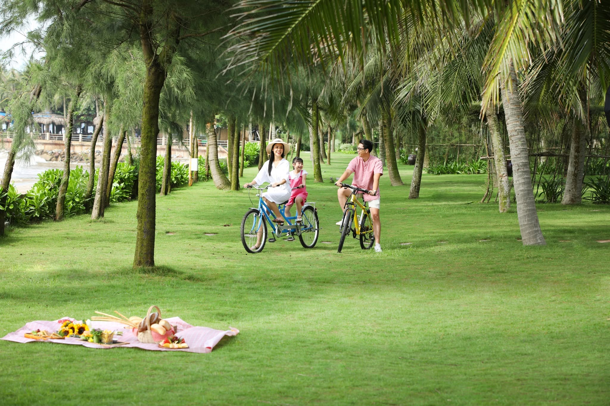 Gia đình tận hưởng kỳ nghỉ hè tại bãi biển Sầm Sơn với bãi cát rộng và không khí trong lành.