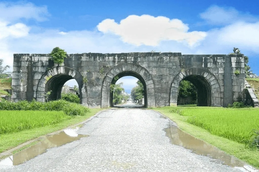 Thành Nhà Hồ gây ấn tượng với những khối đá lớn ghép khít, minh chứng cho kỹ thuật xây dựng độc đáo của người xưa.