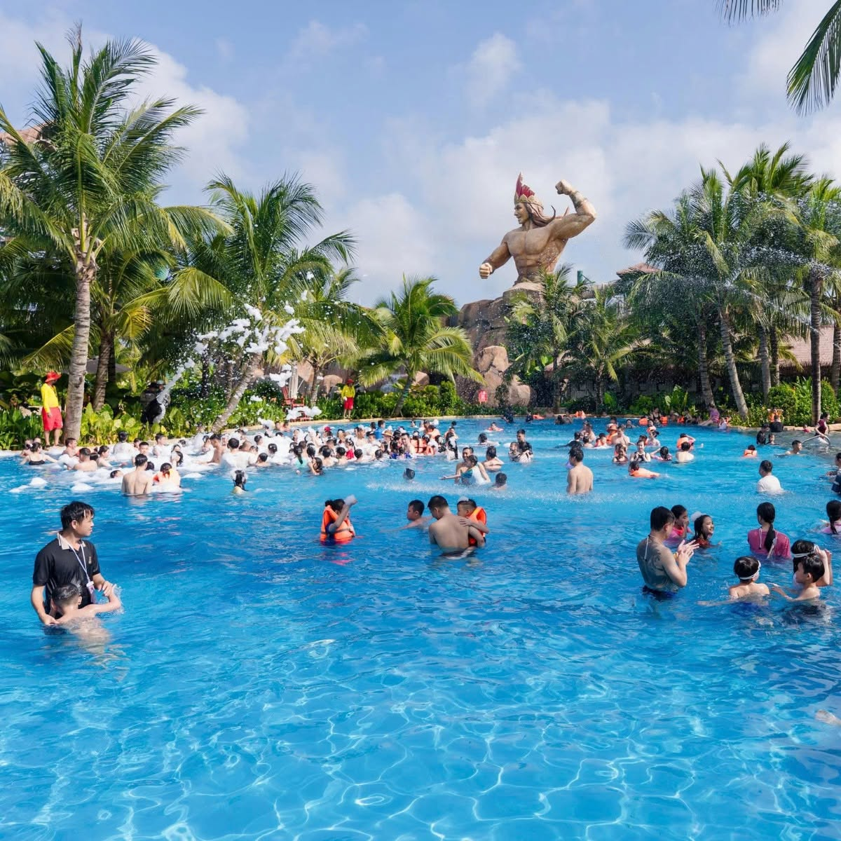 Vịnh Sóng Thần mang đến trải nghiệm sôi động với hồ tạo sóng quy mô lớn tại Sun World Sam Son. 