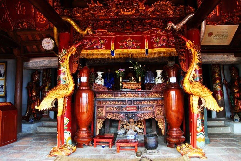 Những hoa văn chạm khắc tinh xảo bên trong Đền Cô Tiên.