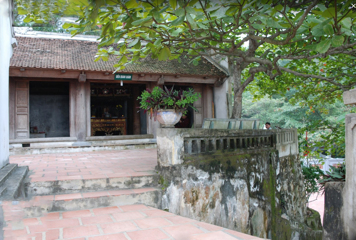 Không gian thanh tịnh với cây xanh bao quanh Đền Cô Tiên. 