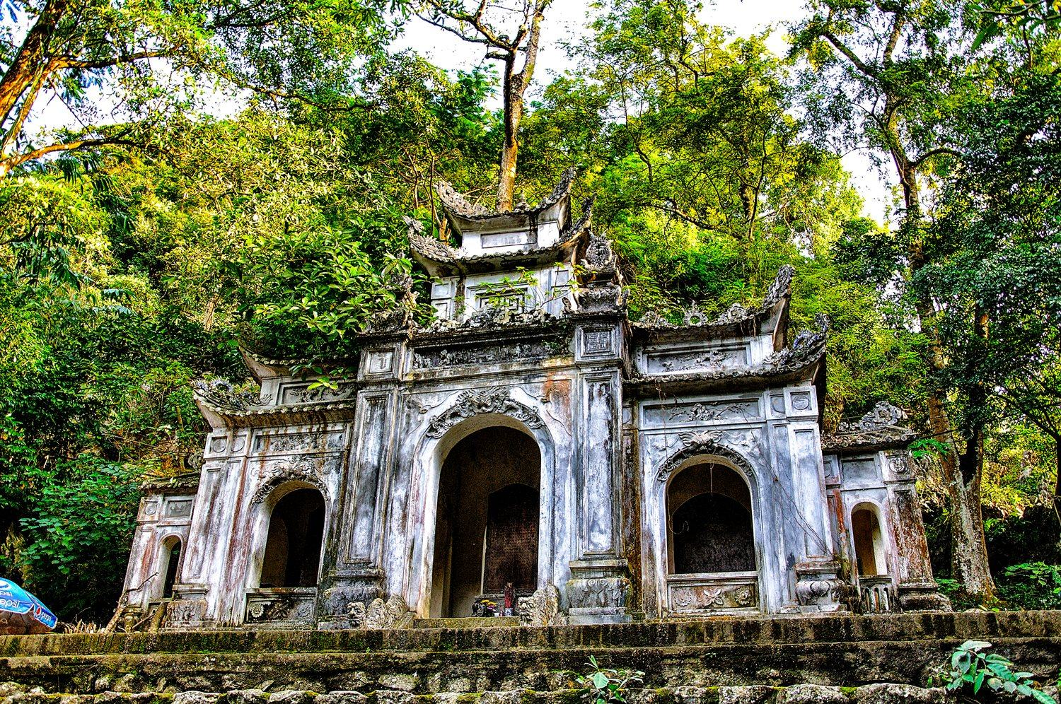 Toàn cảnh Đền Cô Tiên trên núi Đầu Voi thuộc dãy núi Trường Lệ