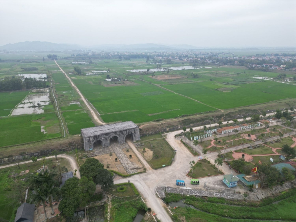 Nhờ khoảng cách gần và giao thông thuận tiện nên du khách có thể tham quan Sầm Sơn kết hợp Thành Nhà Hồ trong ngày.
