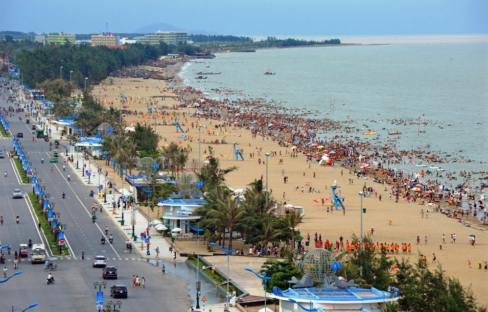 Bãi biển Sầm Sơn là điểm khởi đầu lý tưởng cho hành trình kết hợp khám phá suối Cá Thần trong ngày.