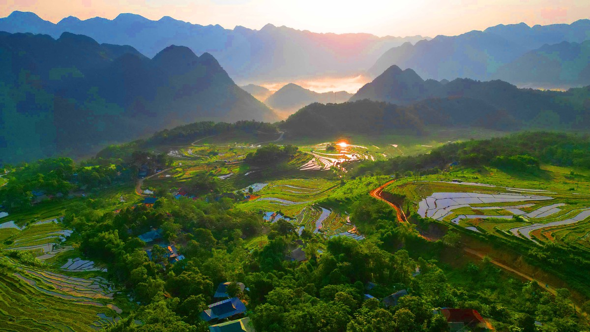 Ruộng bậc thang và bản làng yên bình tại Pù Luông. 