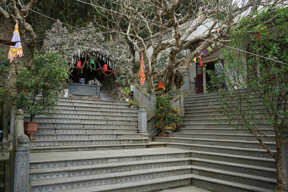 Đền Rồng và Đền Nước dưới chân núi Trường Sinh, điểm đến gắn với tín ngưỡng thờ Mẫu của xứ Thanh.