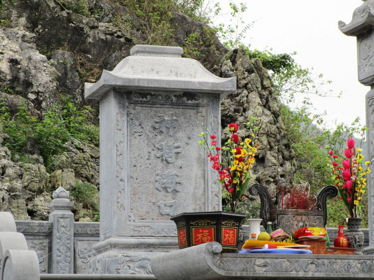 Đền thờ Áp Lãng Chân Nhân là nơi lưu giữ những hiện vật cổ và bia đá ghi chép về truyền thuyết.