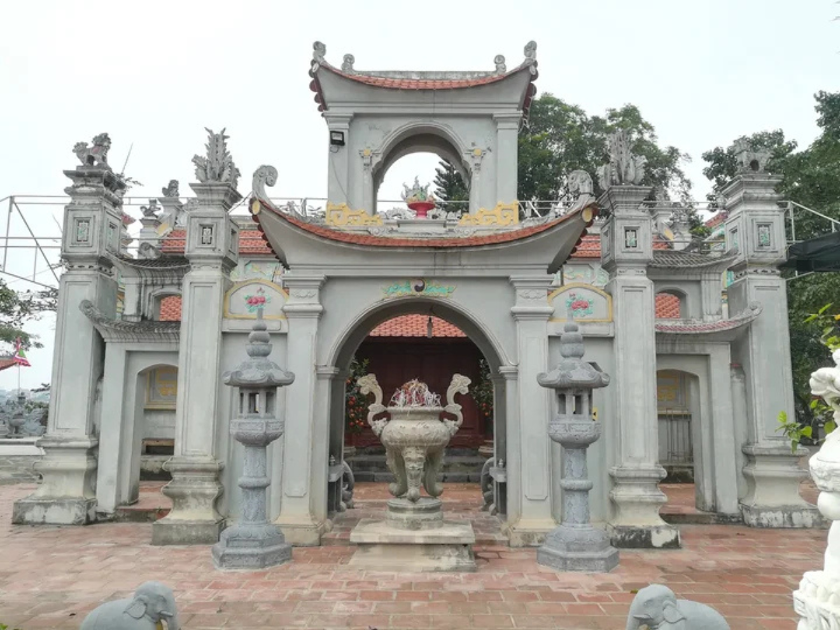 Đền Lạch Bạng có kiến trúc đền thể hiện nét đặc trưng của miền biển.