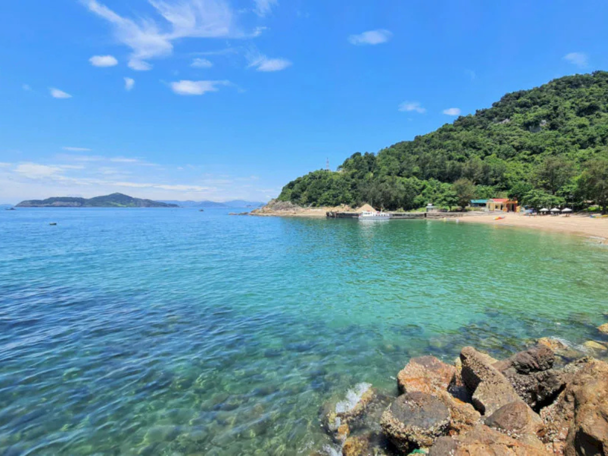 Không gian yên bình ở khu du lịch Nghi Sơn với nước biển sạch trong hệ sinh thái thiên nhiên.