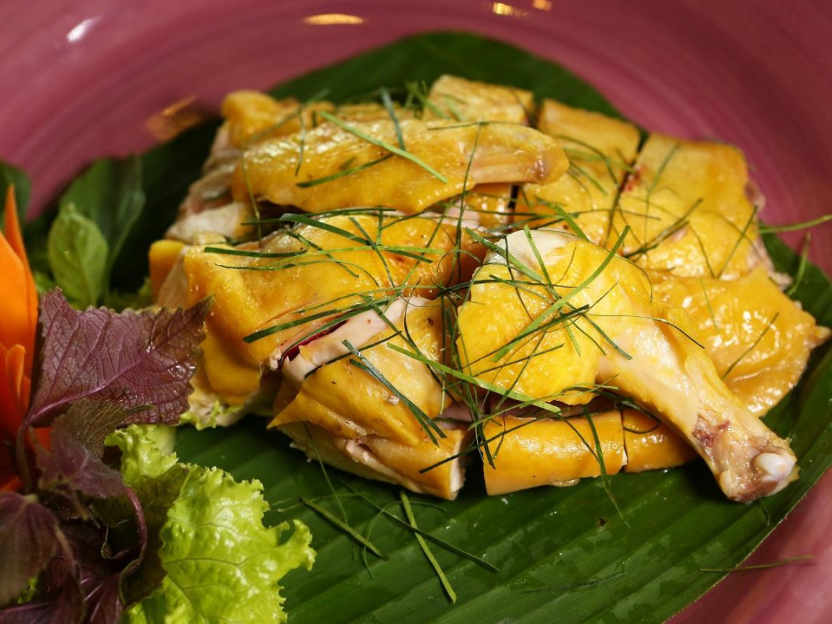 Gà đồi thịt ở vườn quốc gia Cúc Phương mang hương vị đặc trưng.  Gà đồi thịt ở vườn quốc gia Cúc Phương mang hương vị đặc trưng.