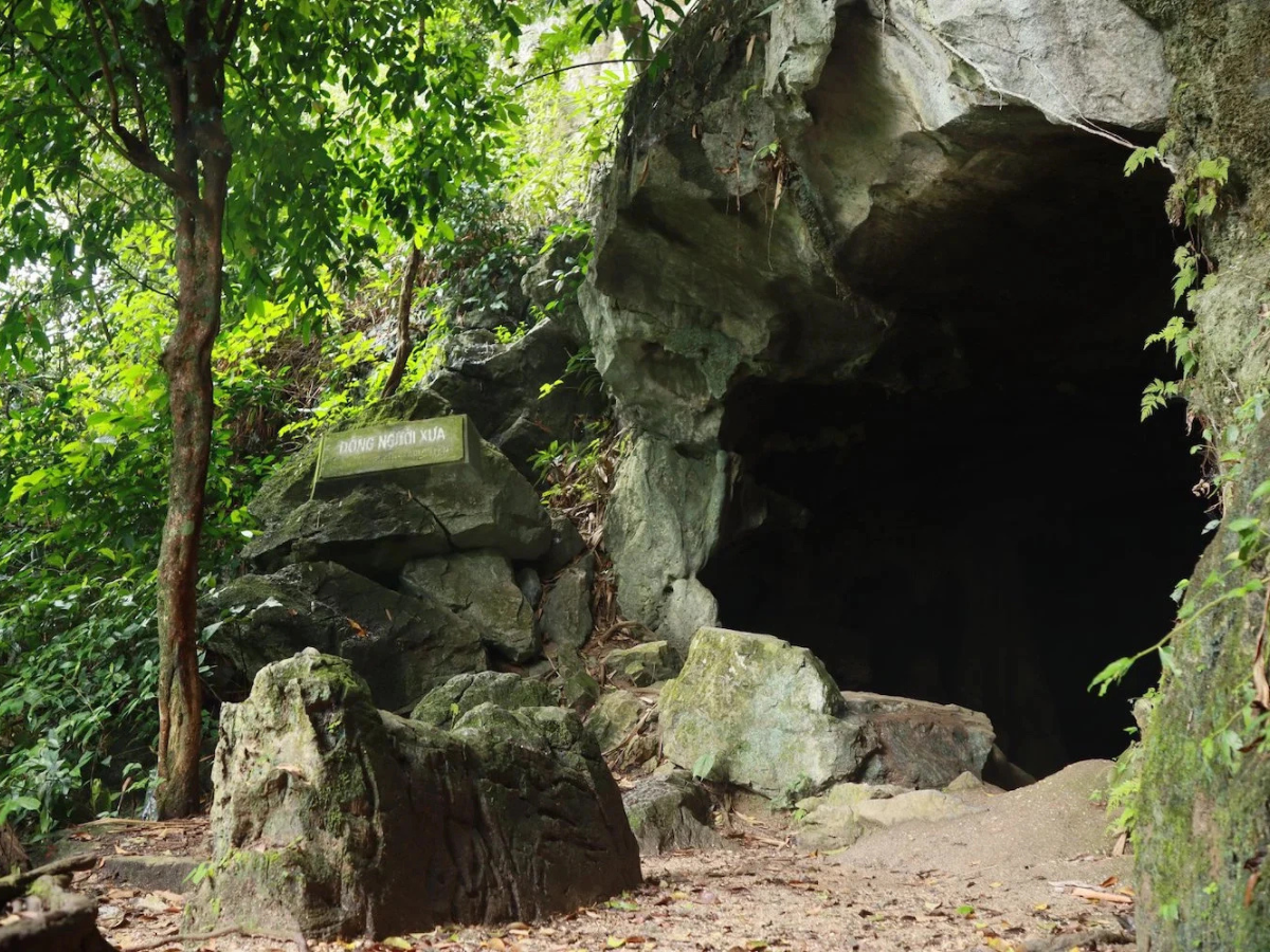 Động Người Xưa với lối vào rộng rãi. Động Người Xưa với lối vào rộng rãi.